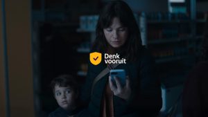 Op deze afbeelding is een moeder met een kind te zien in een donkere omgeving waar de elektriciteit is uitgevallen.