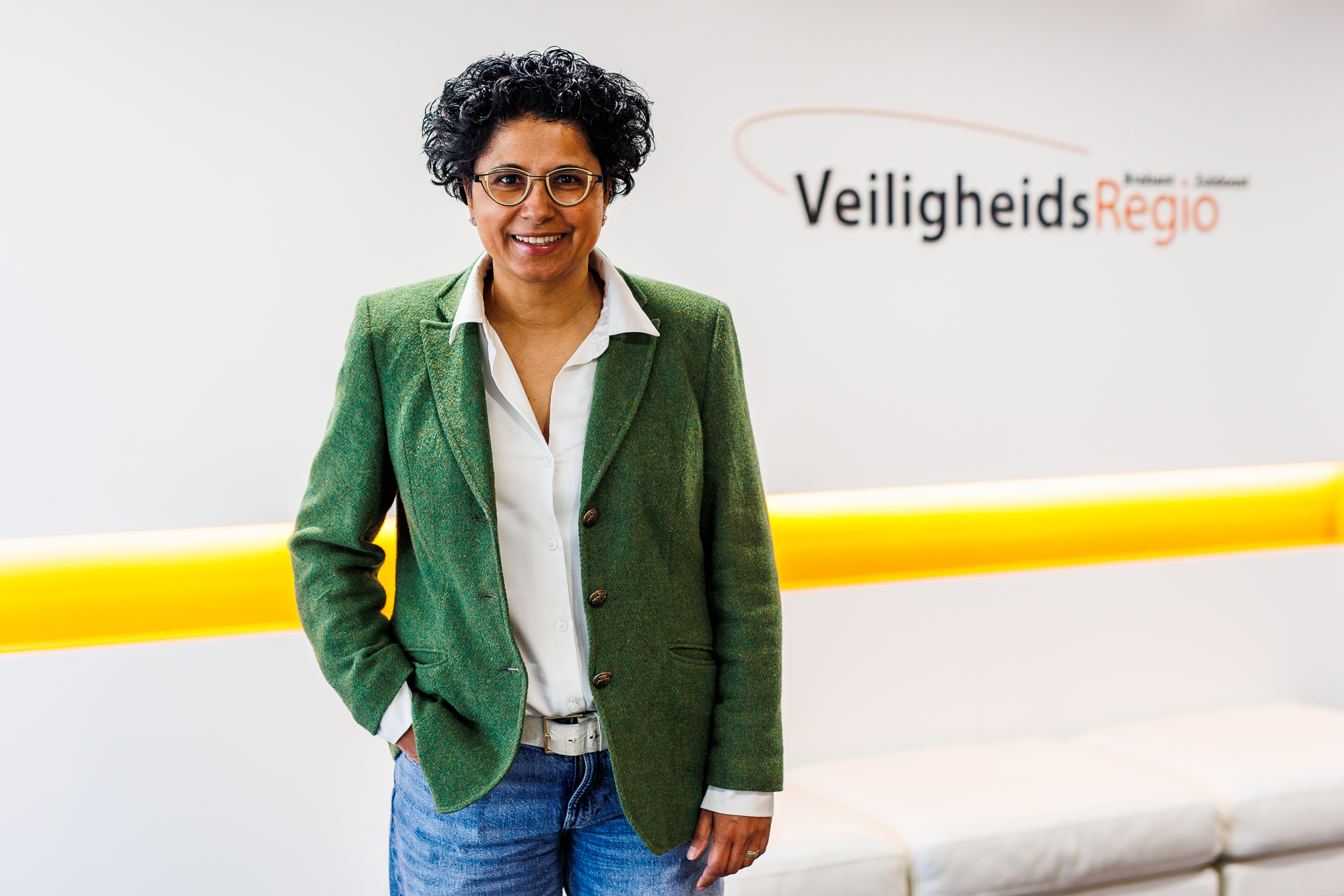 Marla Ringburg voor een muur met logo van Veiligheidsregio Brabant-Zuidoost